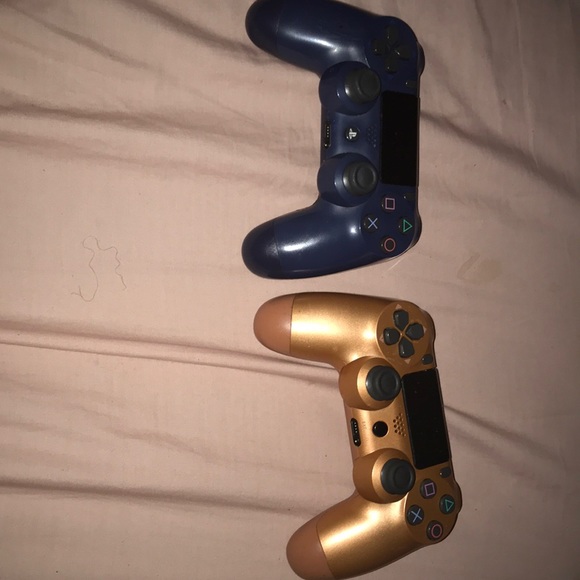 play station 4 controllers,both in good condition - Picture 1 of 4